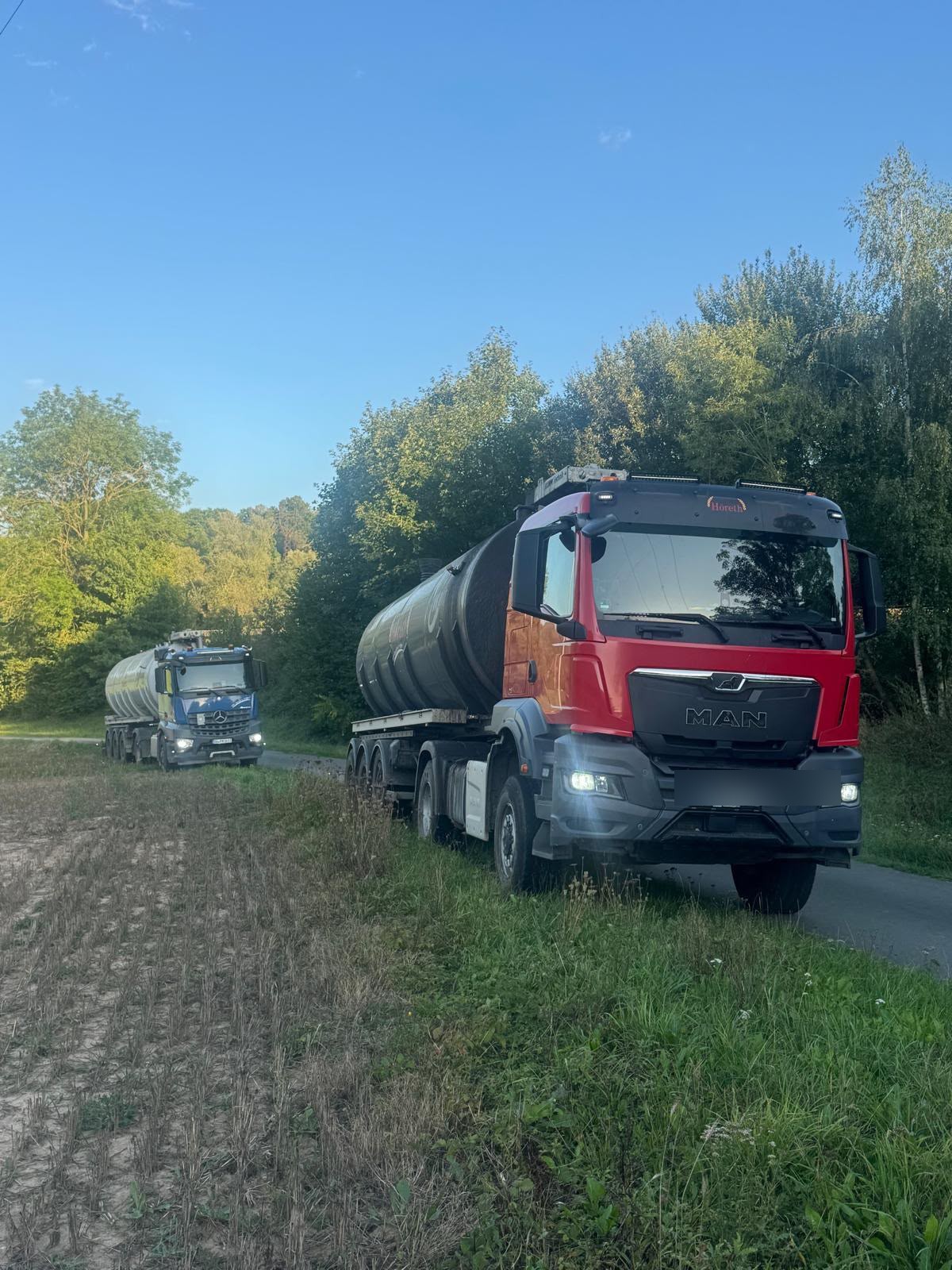 LKW mit Tankauflieger und Hänger für Transportfahrten